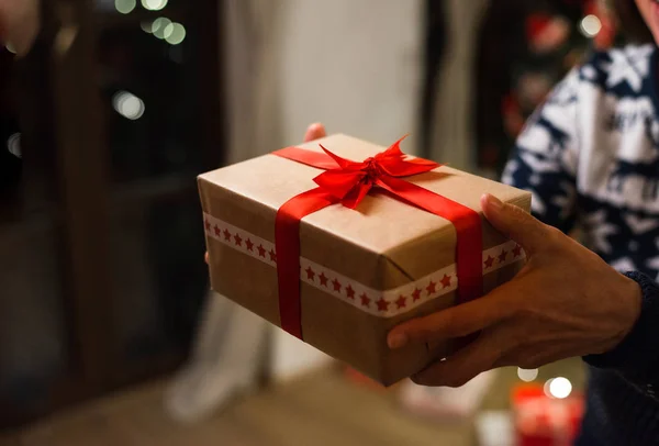 Unerkennbare Frau mit Geschenk zu Weihnachten. — Stockfoto