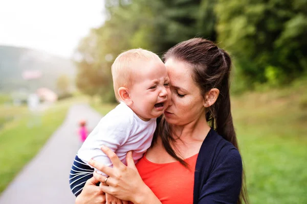 Плачущий маленький мальчик со своей матерью . — стоковое фото
