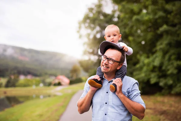 Otec a malého chlapce v přírodě v létě. — Stock fotografie