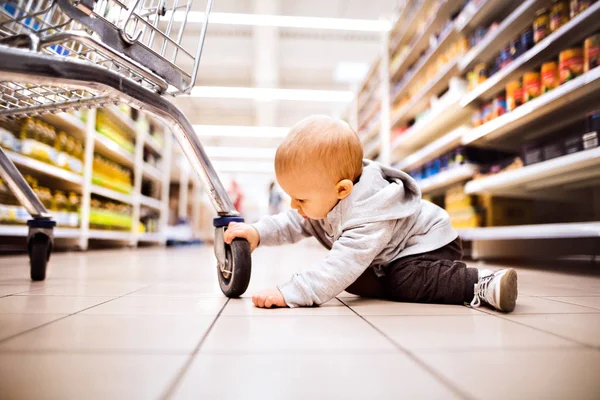 Malý chlapeček v supermarketu. — Stock fotografie