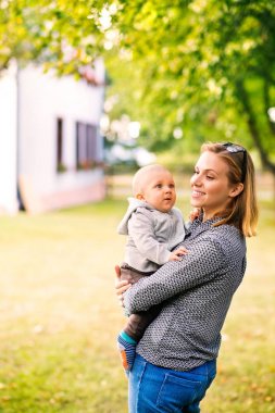 Erkek bir bebek ile genç anne.