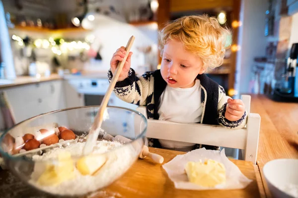 Familia joven haciendo galletas en casa . —  Fotos de Stock