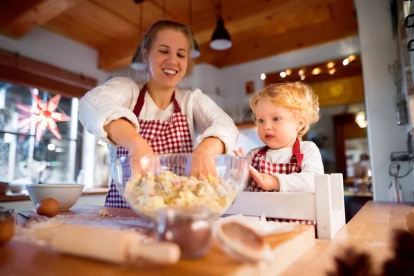 Familia joven haciendo galletas en casa . —  Fotos de Stock