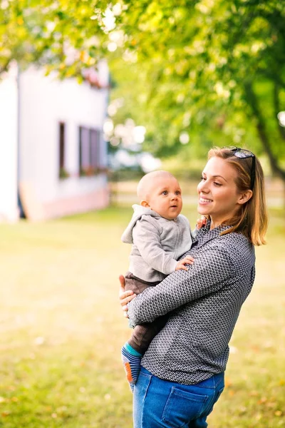 Giovane madre con un bambino fuori . — Foto Stock