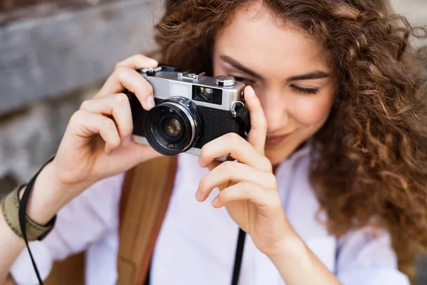 Bella giovane turista con macchina fotografica nel centro storico . — Foto Stock