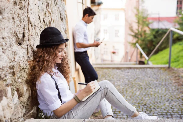 Dois jovens turistas com smartphone na cidade velha . — Fotografia de Stock