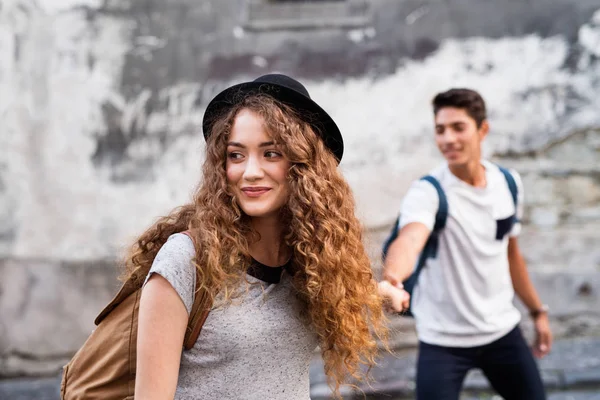 Två unga turister är i kärlek i gamla stan. — Stockfoto