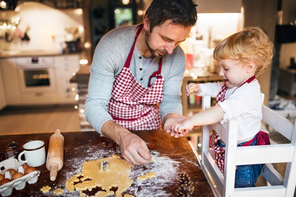 Fiatal család, így a cookie-k otthon. — Stock Fotó