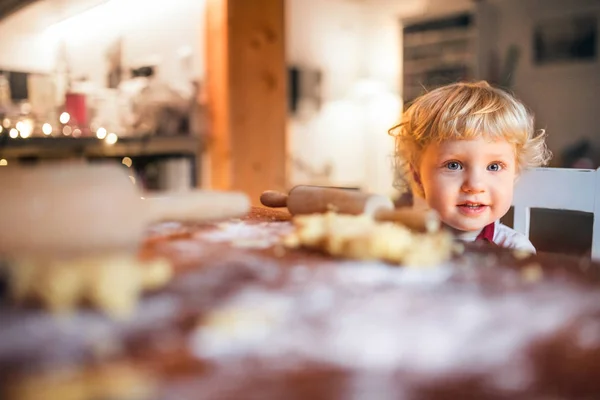 Bambino ragazzo che fa biscotti di pan di zenzero a casa . — Foto Stock