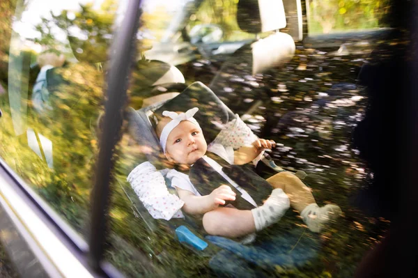 Piccolo bambino allacciato con cintura di sicurezza nel seggiolino auto di sicurezza . — Foto Stock