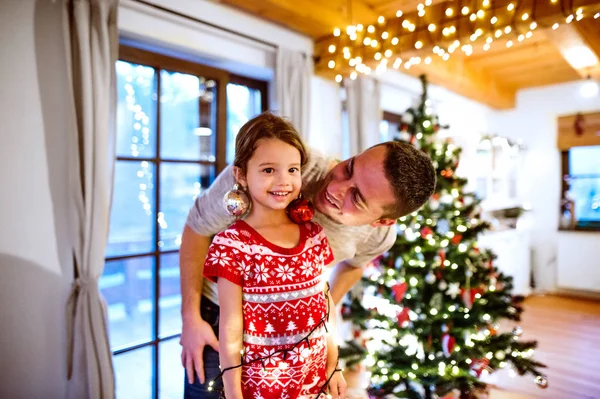 Jovem pai com filha se divertindo na época do Natal . — Fotografia de Stock