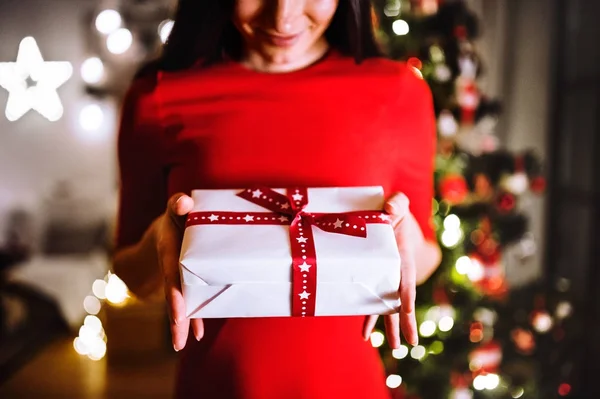 Donna irriconoscibile di fronte all'albero di Natale che tiene presente — Foto Stock