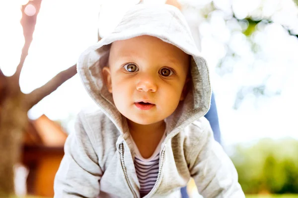 Menino na grama no jardim . — Fotografia de Stock