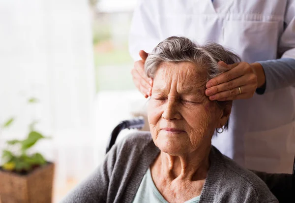 Hälsobesökare och en äldre kvinna under hembesök. — Stockfoto