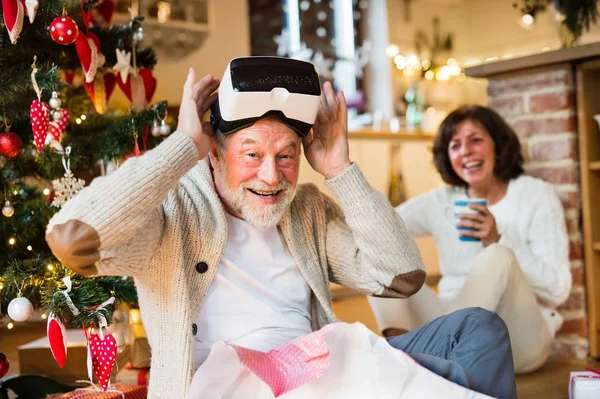 Äldre par framför julgranen med Vr-glasögon. — Stockfoto