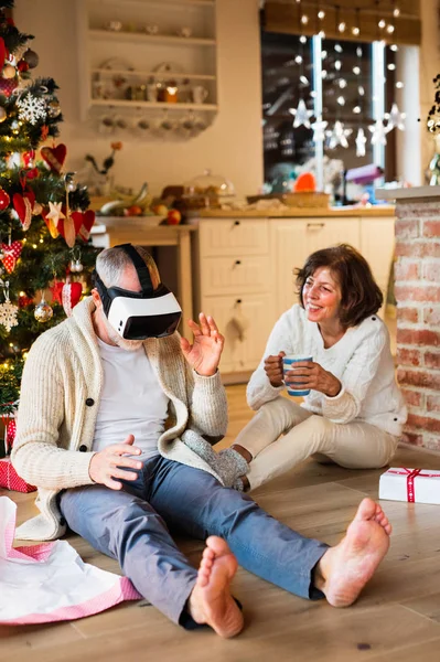 Pareja mayor frente al árbol de Navidad con gafas VR . —  Fotos de Stock