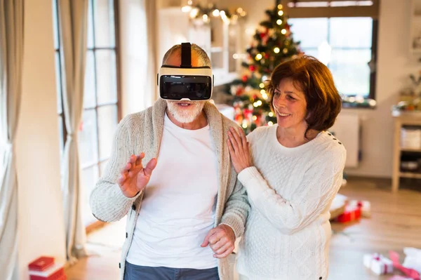 Pareja mayor frente al árbol de Navidad con gafas VR . —  Fotos de Stock