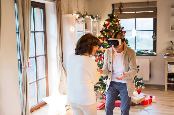 Pareja mayor frente al árbol de Navidad con gafas VR . —  Fotos de Stock