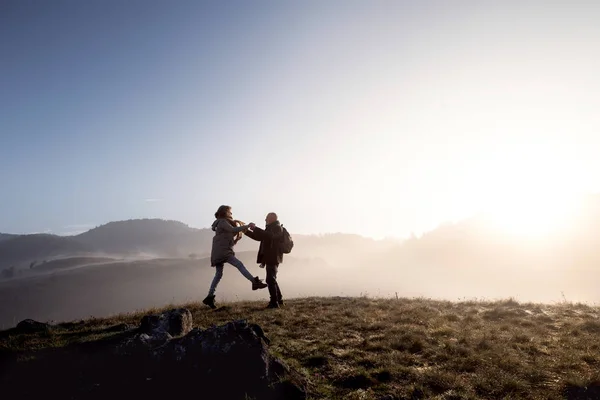 Couple sénior en promenade dans une nature automnale. — Photo