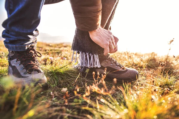 Senior man op een wandeling in een herfst natuur. — Stockfoto