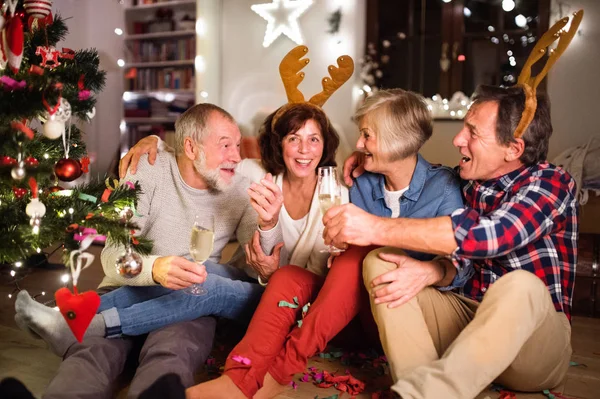 Senioren mit Hirschgeweih-Stirnbändern zur Weihnachtszeit. — Stockfoto