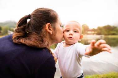 Küçük çocuk annesi ilk adımlar ile.