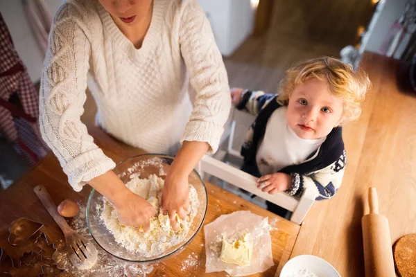 Fiatal család, így a cookie-k otthon. — Stock Fotó