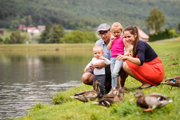 Gelukkige familie in de natuur in de zomer. — Stockfoto