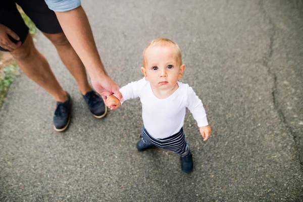 Liten pojke med far att göra första stegen i naturen. — Stockfoto