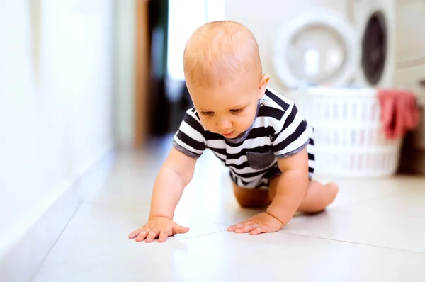 Niño junto a la mashine de lavado en la cocina . —  Fotos de Stock