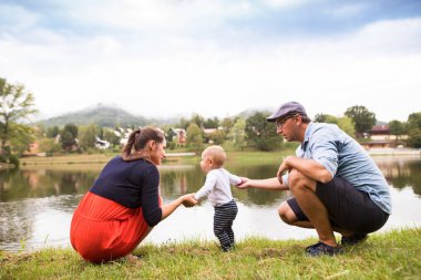 Küçük çocuk ailesiyle ilk adımlar.