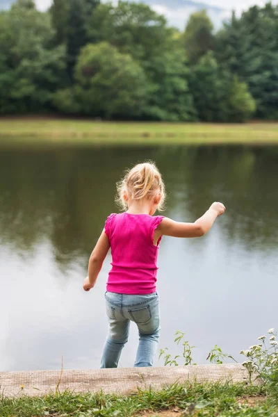 Κοριτσάκι στη φύση δίπλα στη λίμνη. — Φωτογραφία Αρχείου