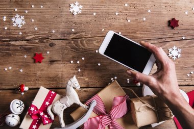 Ahşap bir arka planda noel kompozisyonu.