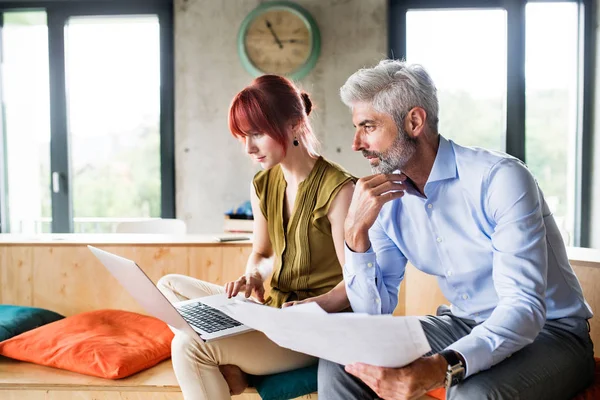 Les gens d'affaires dans le bureau consultant un projet . — Photo