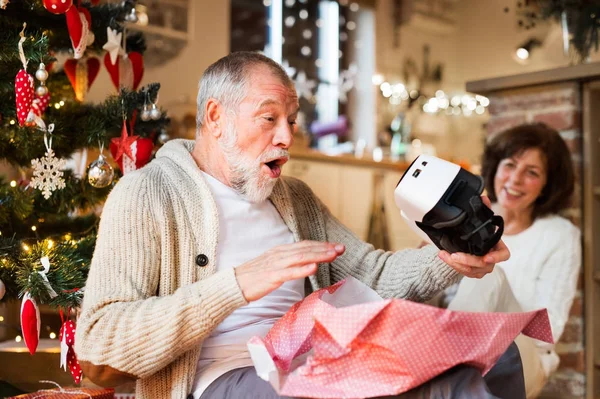 Coppia anziana davanti all'albero di Natale con occhiali VR . — Foto Stock
