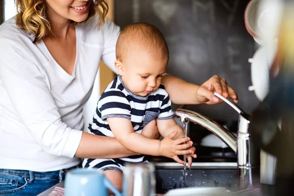 Młoda matka z baby boy gosposie. — Zdjęcie stockowe