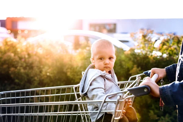 Mère avec bébé garçon faisant du shopping dans le parking . — Photo