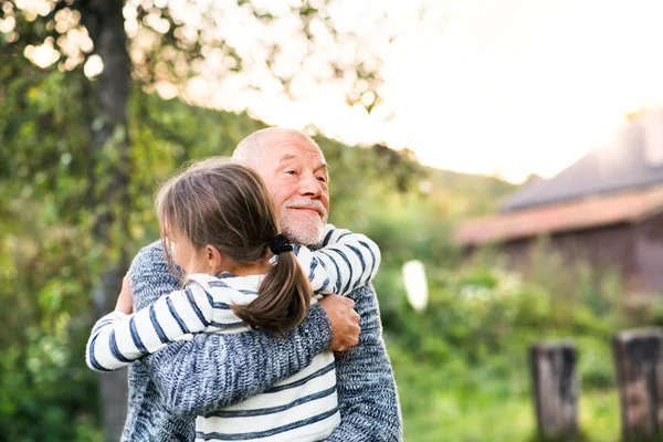 Dziadek daje jego wnuczka przytulić. — Zdjęcie stockowe