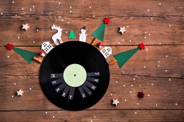 Ahşap bir arka planda noel kompozisyonu.