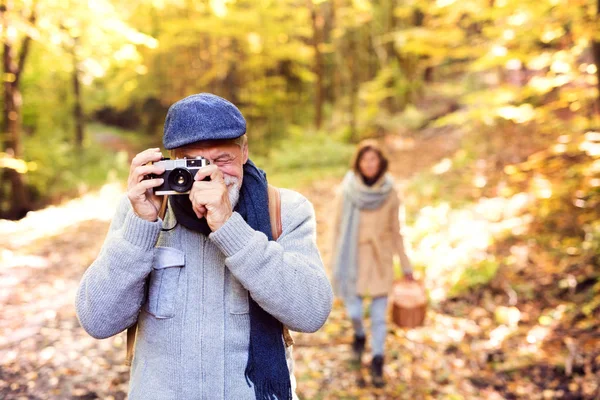 Senior pasangan di berjalan-jalan di hutan musim gugur . — Stok Foto