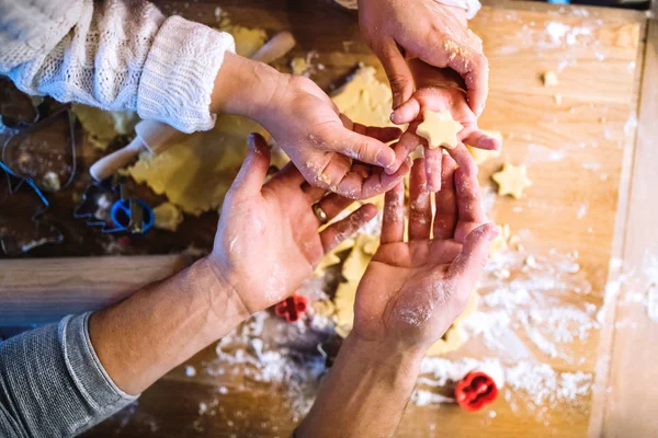 Familia joven haciendo galletas en casa . —  Fotos de Stock