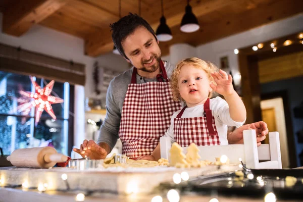 Mladá rodina při cookies doma. — Stock fotografie