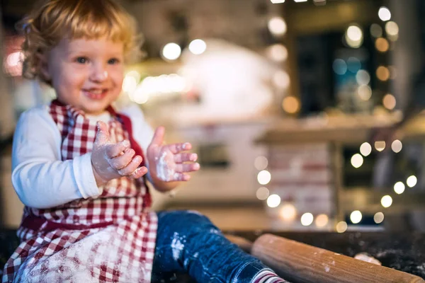 Peuter jongen maken van peperkoek cookies thuis. — Stockfoto