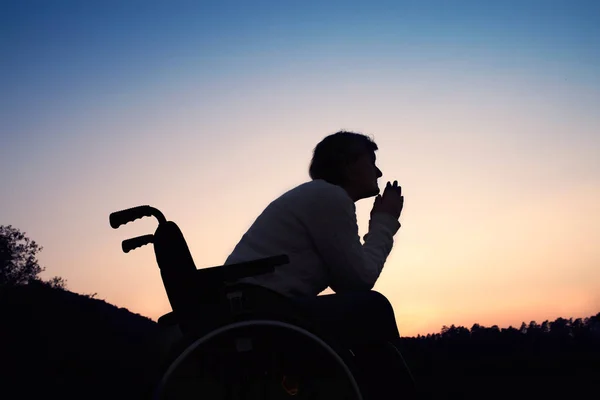 Senior kobieta na wózku inwalidzkim w przyrodzie w godzinach wieczornych. — Zdjęcie stockowe