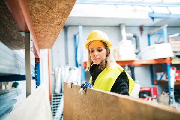 Pekerja wanita muda di sebuah gudang . — Stok Foto