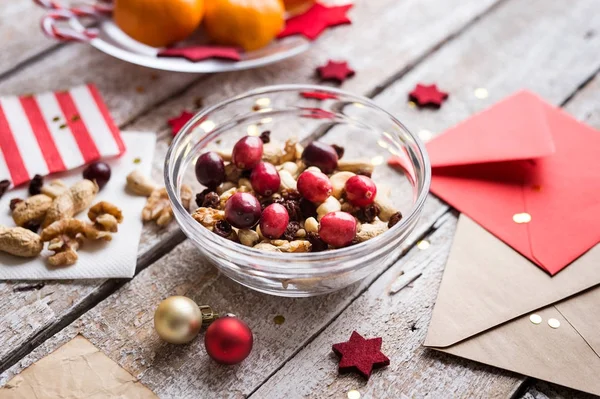 Ahşap bir arka planda noel kompozisyonu. — Stok fotoğraf