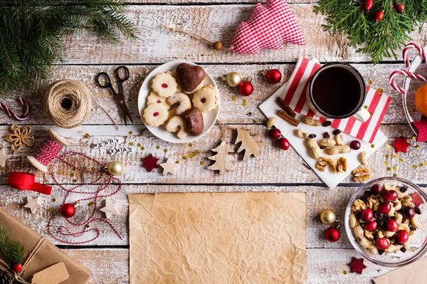 Composizione natalizia su uno sfondo di legno. — Foto Stock