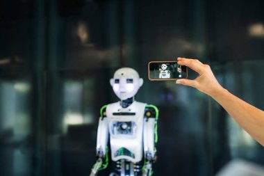Smartphone ve bir robot ile tanınmaz bilim adamı.