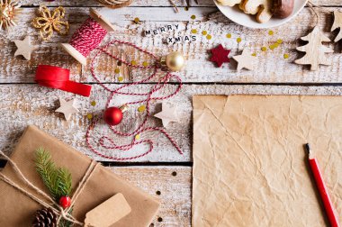 Ahşap bir arka planda noel kompozisyonu.