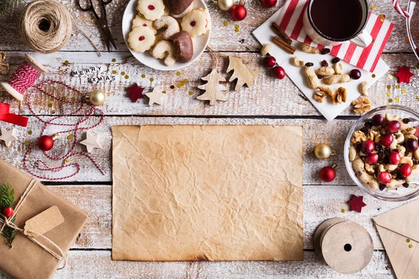 Ahşap bir arka planda noel kompozisyonu. — Stok fotoğraf